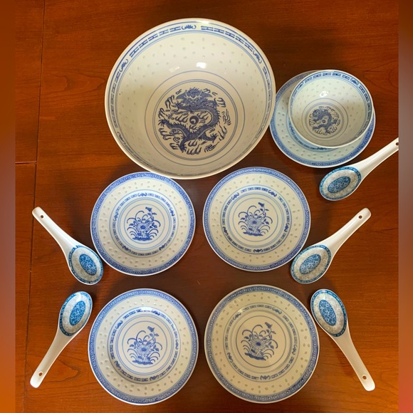 Chinese porcelain blue & white dragon pattern 9” serving bowl 6” plates & spoons - Picture 5 of 11